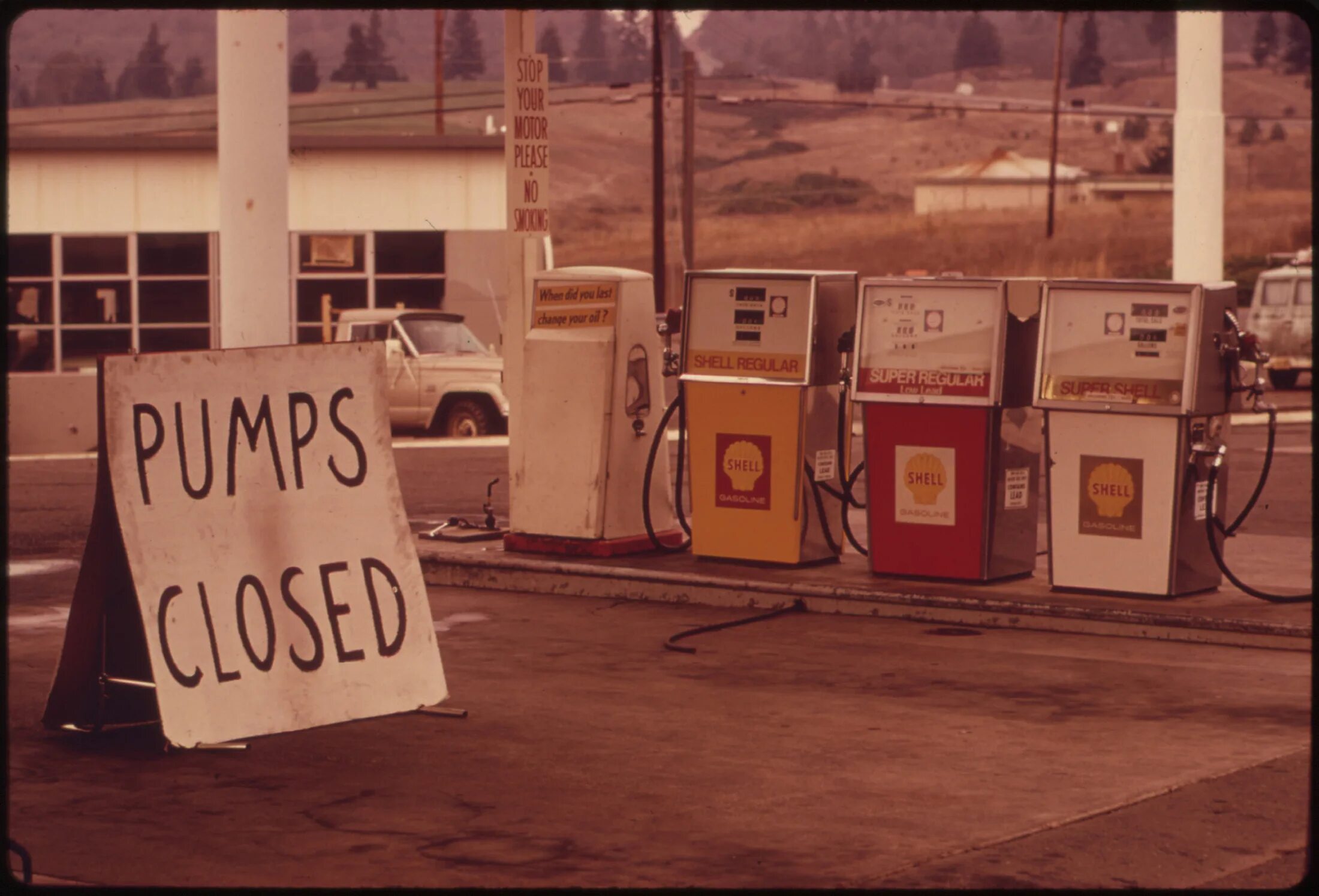 Экономические кризисы 1970 х. Топливный кризис в США 1973. Нефтяной кризис 1973 США. Энергетический кризис США 1973. Топливный кризис в США В 1970-Х.