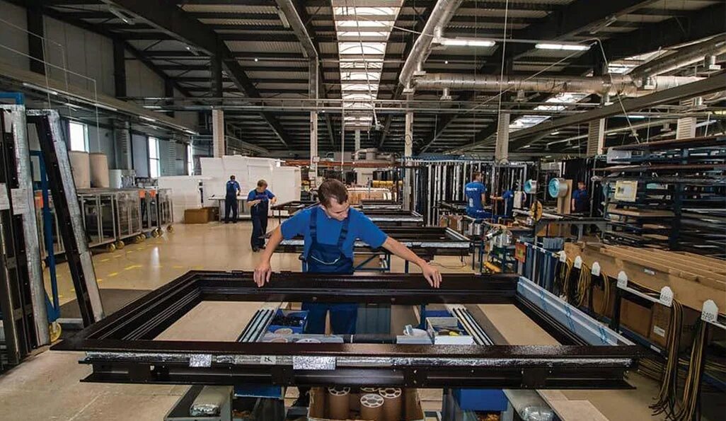 производство межкомнатных дверей. производство дверей фирмы. дверь в цех. производство дверей фирмы. межкомнатные двери материалы изготовления.