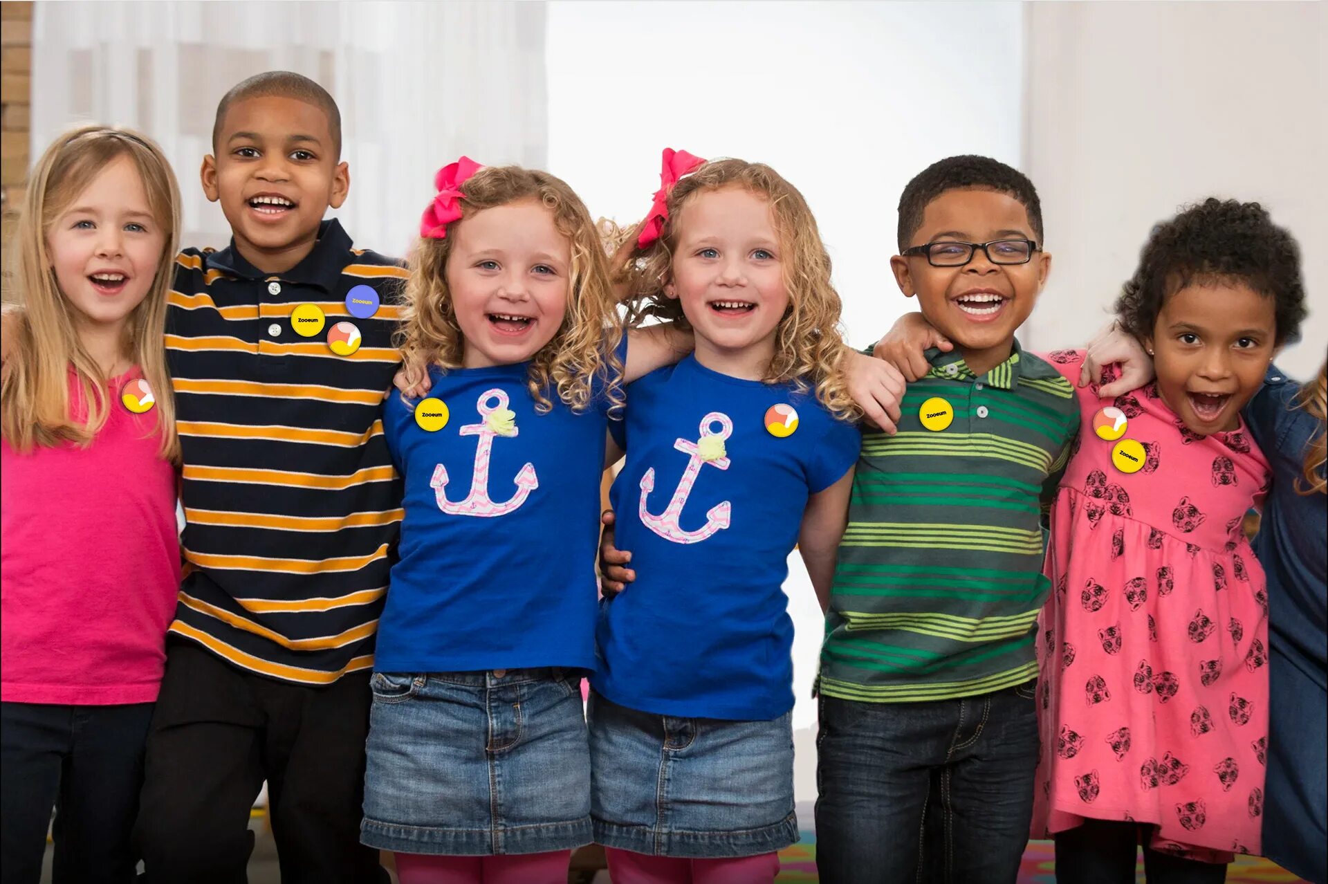 Первоклассники в великобритании. Первоклассники в великобритании. Близнецы школа фотосессия. Девочки близнецы в школе. Близнецы в школе.