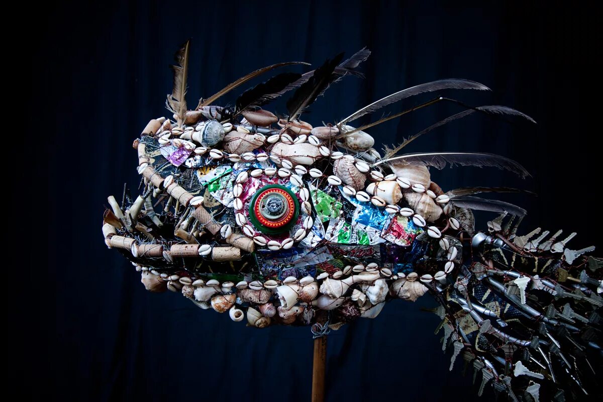 игрушка из вторичного сырья. шедевры современного искусства. фигуры из мусора. мусорное искусство поделки. современное искусство из мусора.