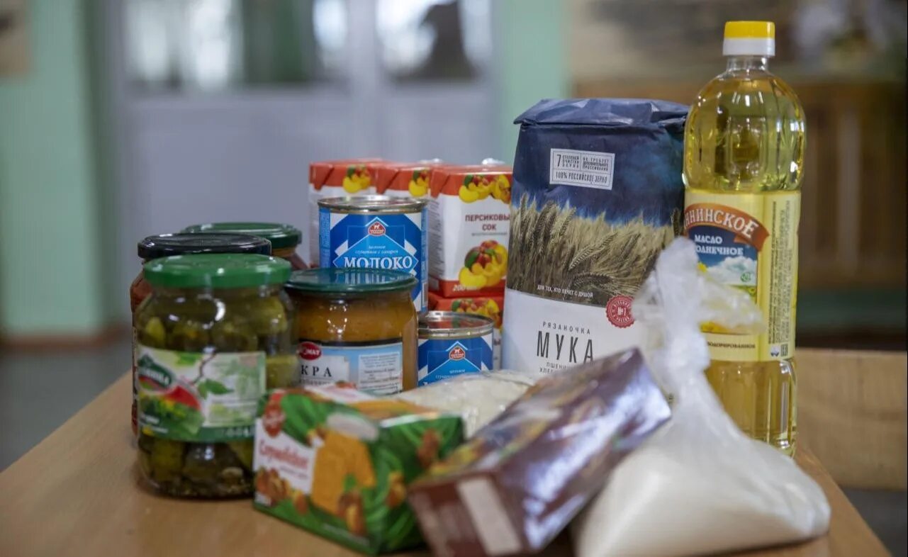 Продуктовый набор от депутата. Бесплатный продуктовый набор 65. Продуктовый набор для пенсионеров состав. Бесплатный продуктовый набор для пенсионеров как получить. Бесплатный продуктовый набор 65.