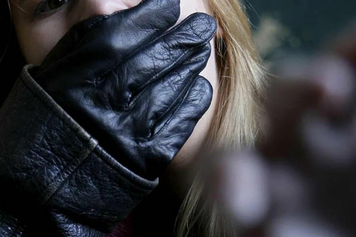 Девушка похитила девушку. Кожаные перчатки похищение.