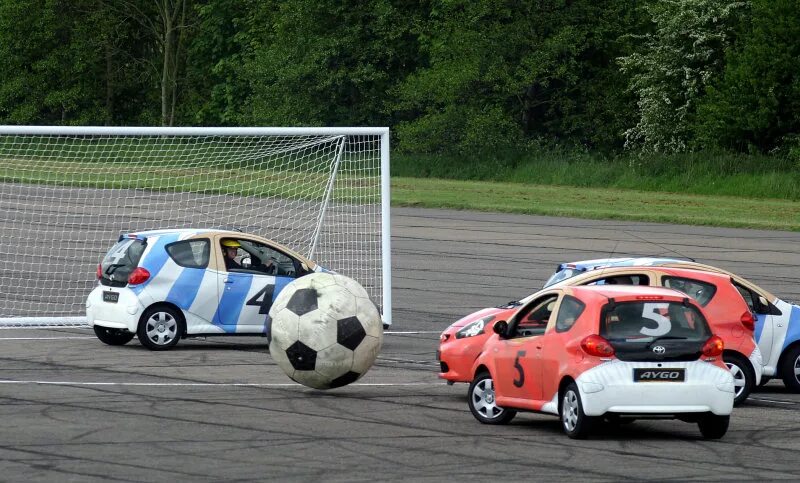 машинки играют в мячик