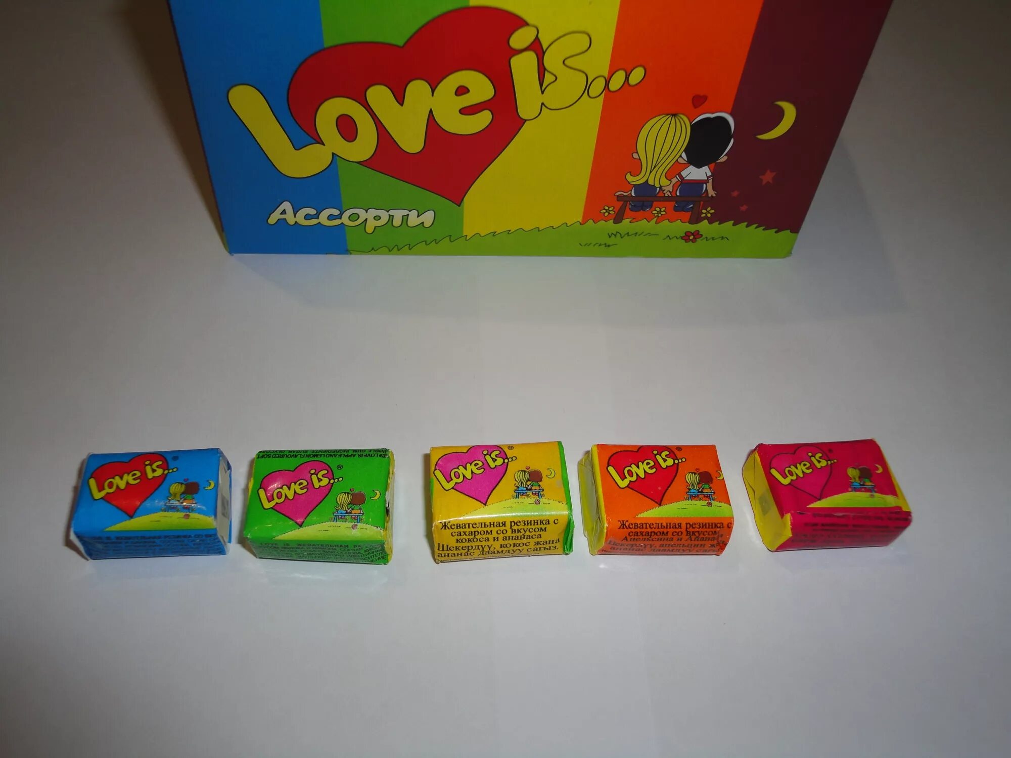 жевательная резинка love is вишня лимон. жевательная резинка love is ассорти 100 шт. коробка жвачек love is. жев резинка лав из ассорти. цвета жвачек love is.