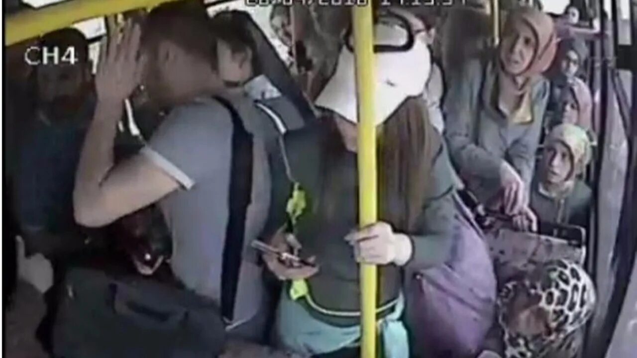 Японские девушки в автобусе. Хиджаб в автобусе. Домогательства в общественном транспорте.
