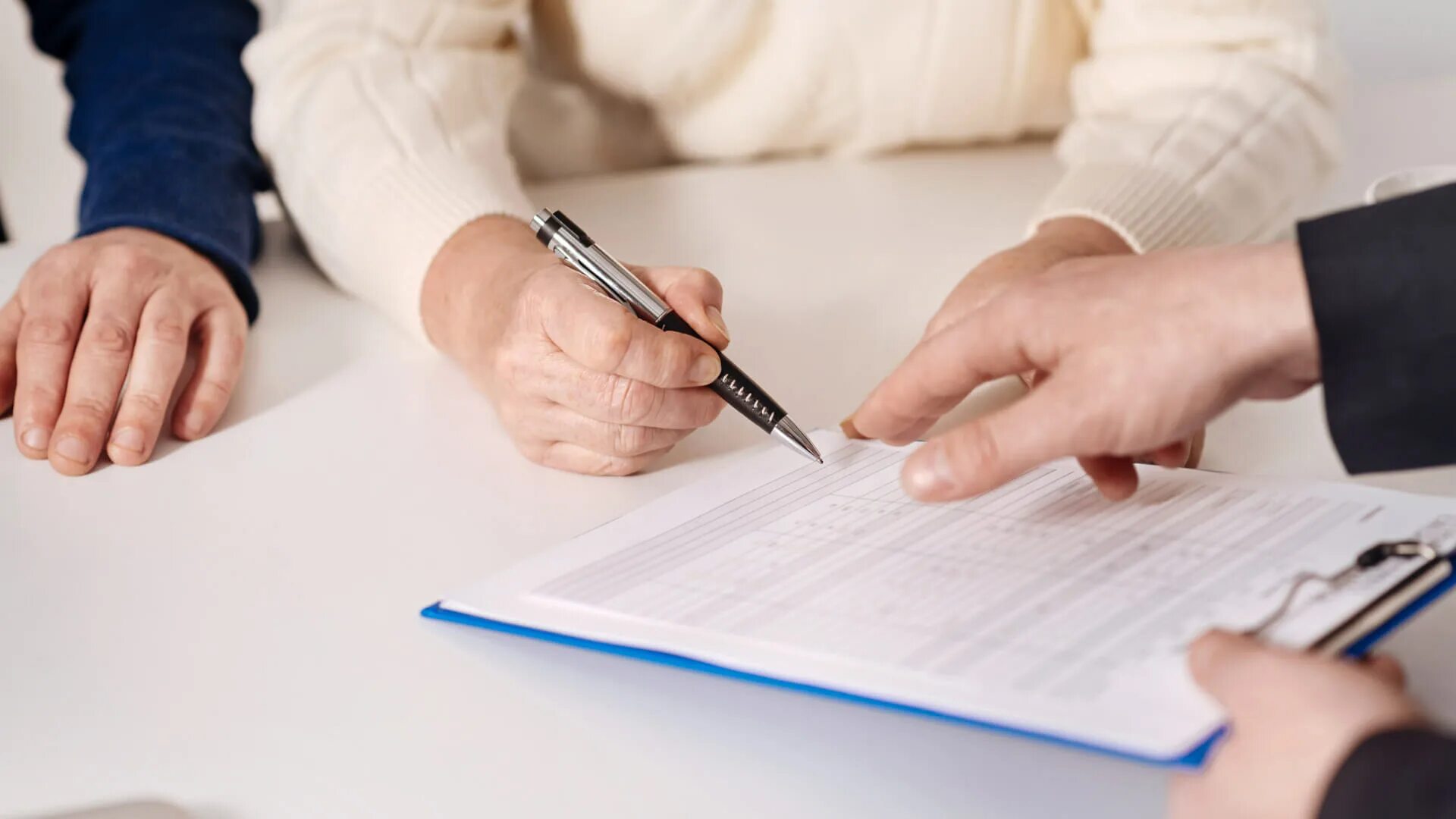 Подписание завещания. Контракт обои. Are signing. Sign documents. Person signing papers.