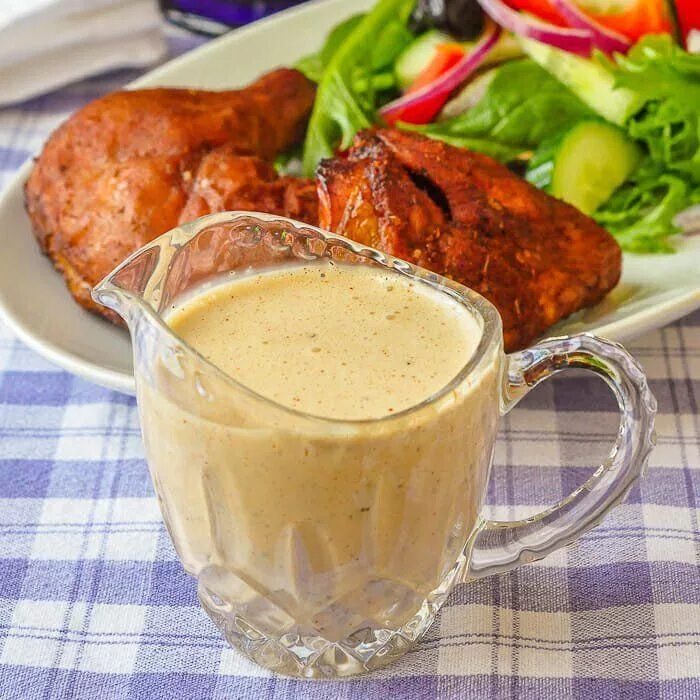 Горячий соус к курице. Соус для копченой курицы. Соус к гренкам. Курица с соусом подача