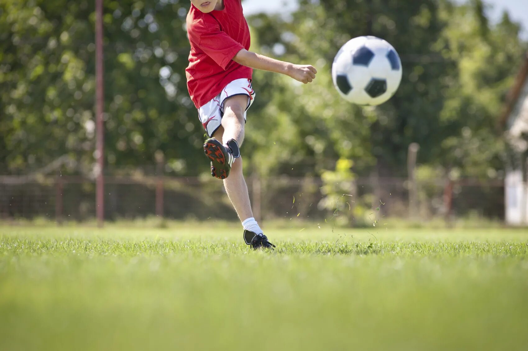 I can playing football. Ребенок с футбольным мячом. Мальчик с футбольным мячом. Футболист пинает мяч. Футбольное поле для детей.