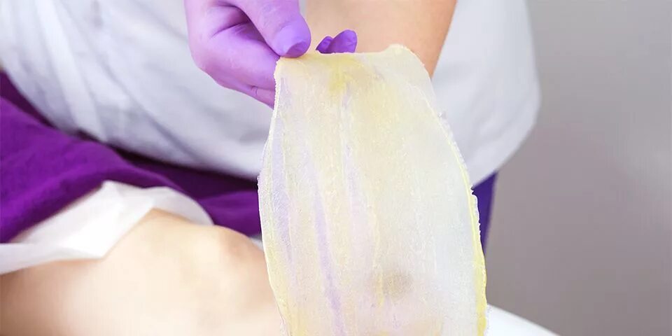 Сахарная и восковая депиляция. Восковые шарики для эпиляции. Сиреневый воск в гранулах. Как пользоваться полимерным воском. Воски для депиляции в гранулах розовый цвет.