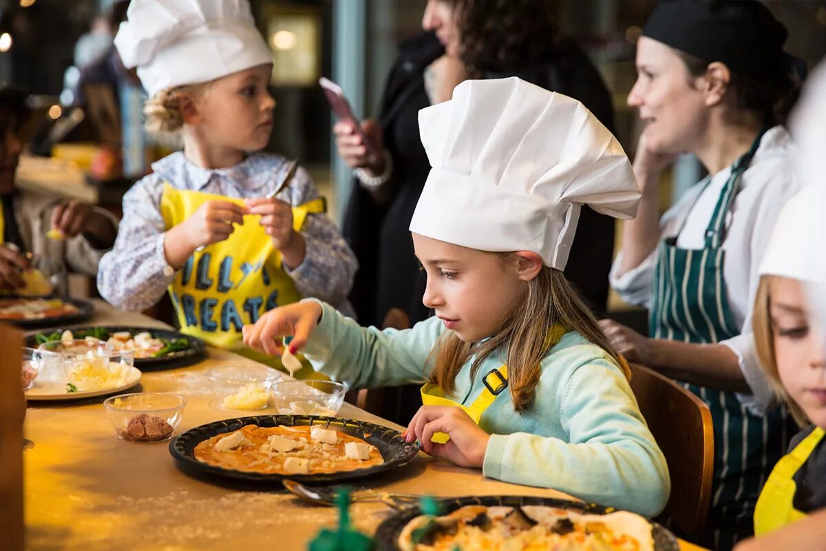 Kids cooking. Кулинарный мастер класс для детей. Кулинарные мастер классы для детей. Мастер класс для детей кулинария. Мастер классы для детей по готовке.