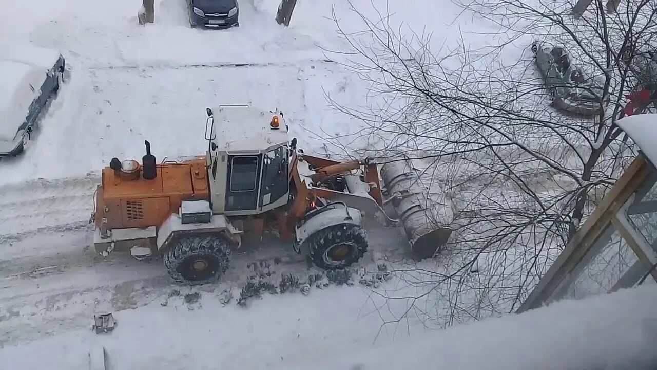 Игра трактора чистят снег. Трактор снег. Трактор убирает снег. Трактор расчищает снег. Расчистка снега трактором.