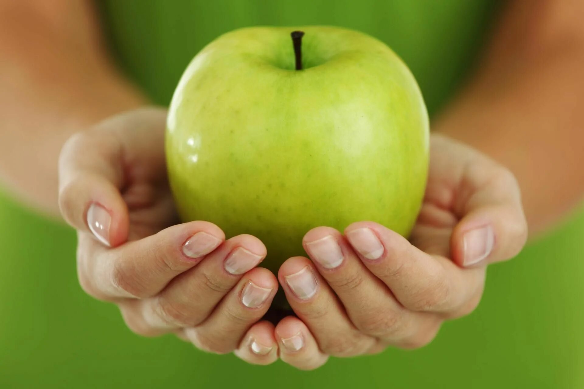 Яблоки для организма мужчины. Яблоко. Держит яблоко. Яблоко на ладошке. Зеленое яблоко в руке.