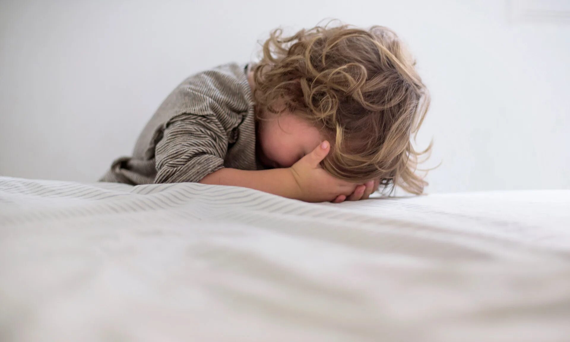 Ребенок бьется ночью. Ребенок бьется ночью. Детские истерики. Аутисты со спины. Ребенок бьется ночью.