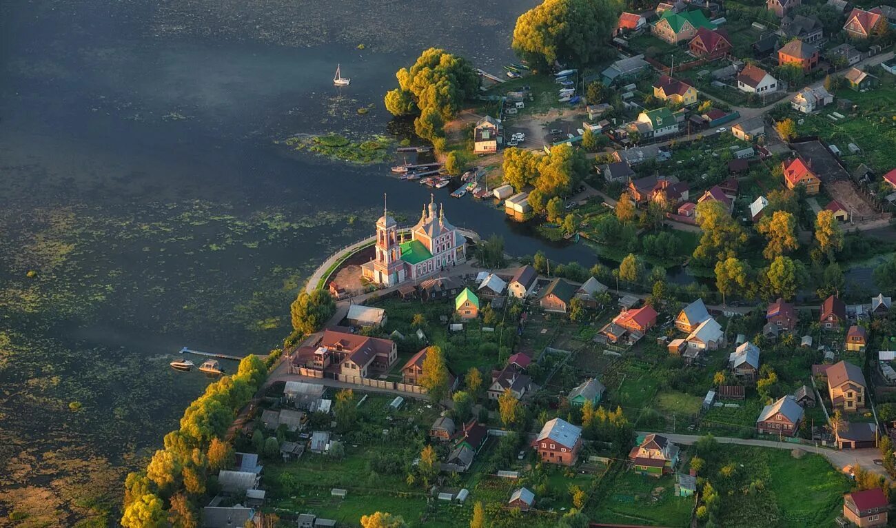 В больших и малых городах уже давно. Переславль-Залесский с птичьего полета. Переславль-Залесский с высоты птичьего. Сорокосвятская Церковь в Переславле-Залесском. Переславль с высоты птичьего полета.