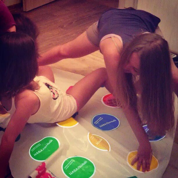 твистер челлендж. детский твистер в юбке. девушки играющие в твистер. девушки играющие в твистер. девочки играют в твистер.