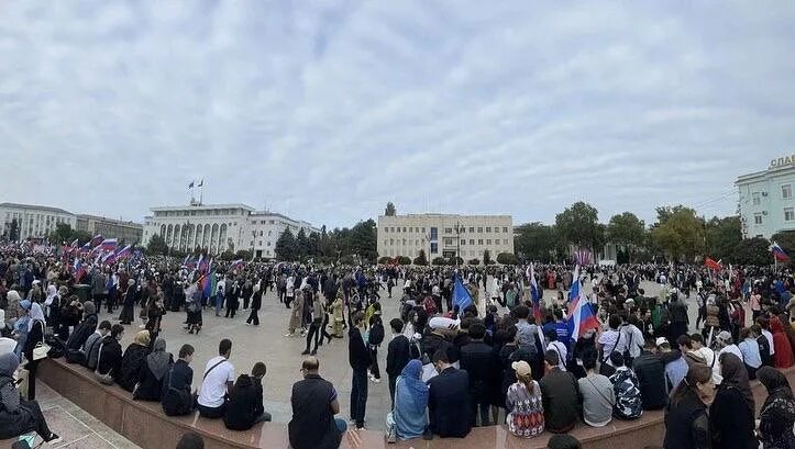 махачкала площадь 1990. площадь махачкалы 2020. площадь ленина махачкала. площадь махачкалы сейчас. центральная площадь махачкалы.