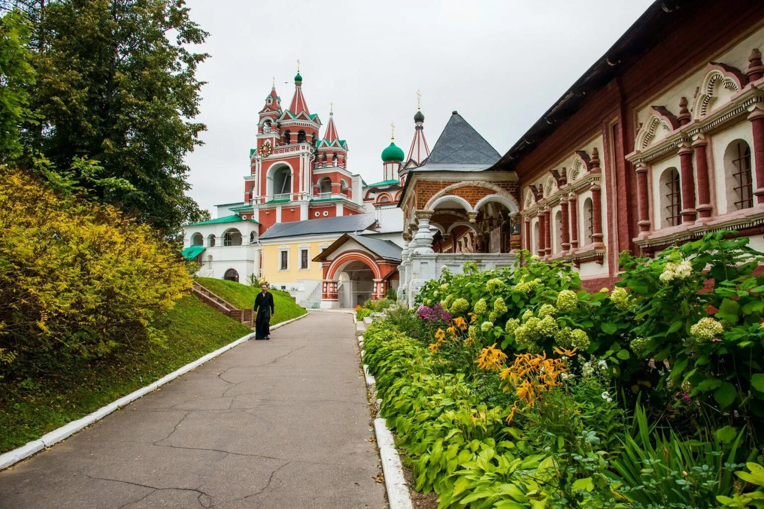 Звенигород московская 3. Саввино-Сторожевский монастырь Звенигород. Саввино-Сторожевский мужской монастырь в Звенигороде. Царицыны палаты в Саввино-Сторожевском монастыре. Музей в Саввино Сторожевском монастыре.