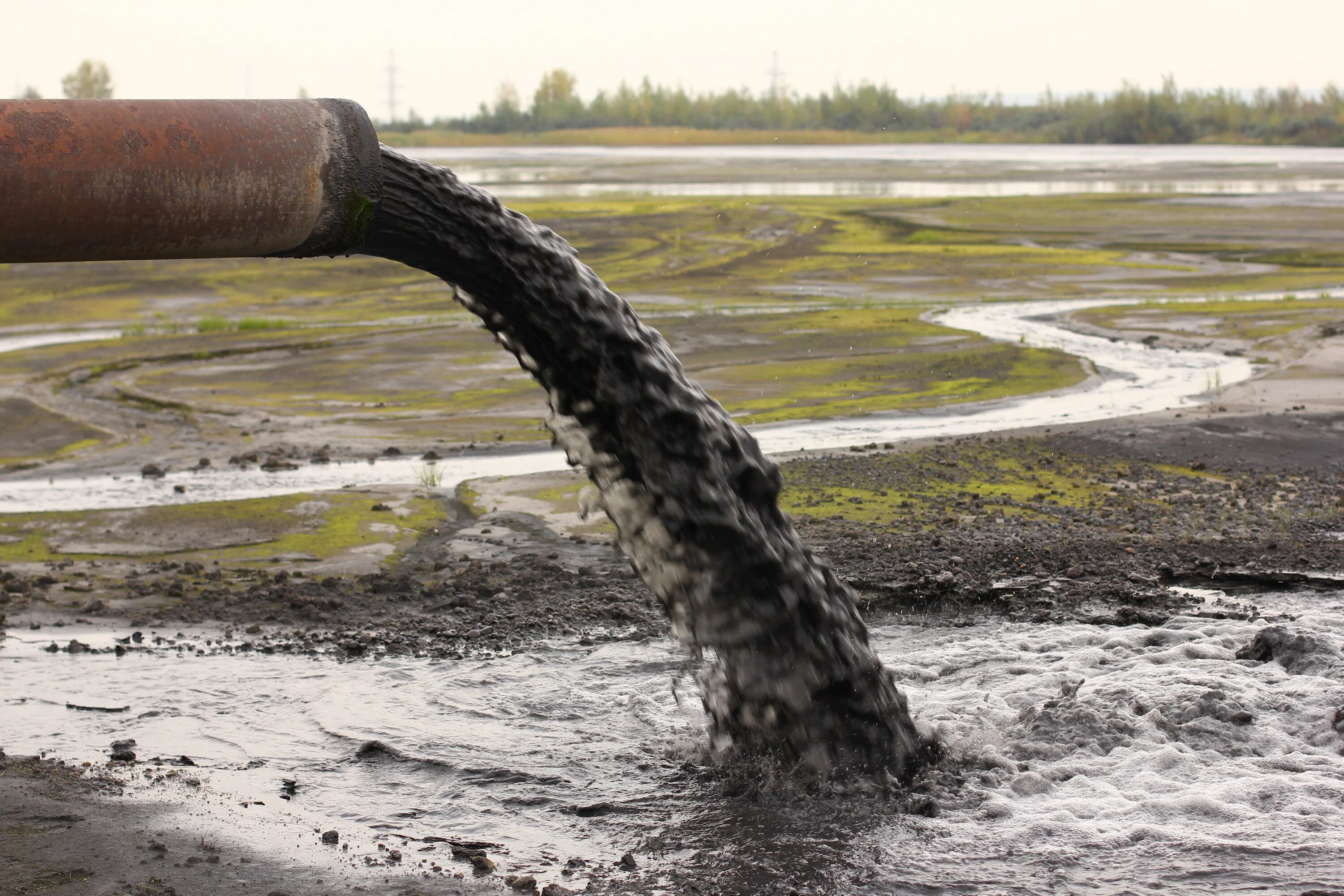 Загрязнение рек сточными водами. Загрязнение воды. Сточные воды. Экология загрязнение воды. Заводы загрязняют воду.