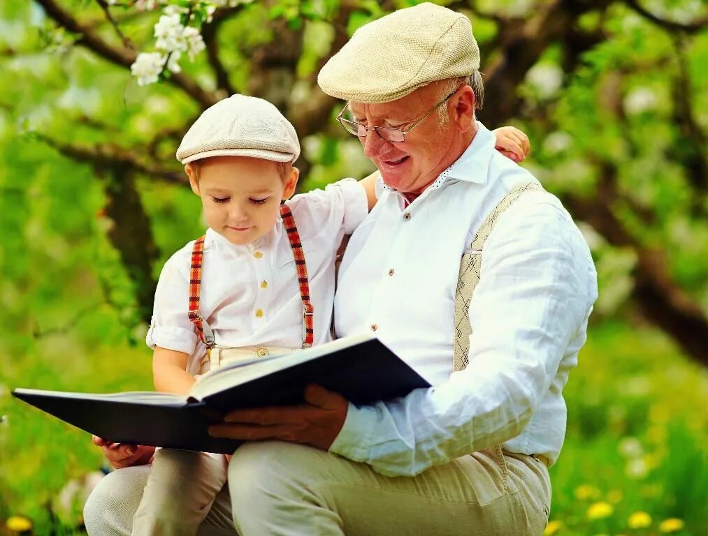 Бабушка рисунок для детей. Бабушка и внучка. Бабушка и внук. Бабушка и дедушка с внуками. Мальчик с бабушкой.