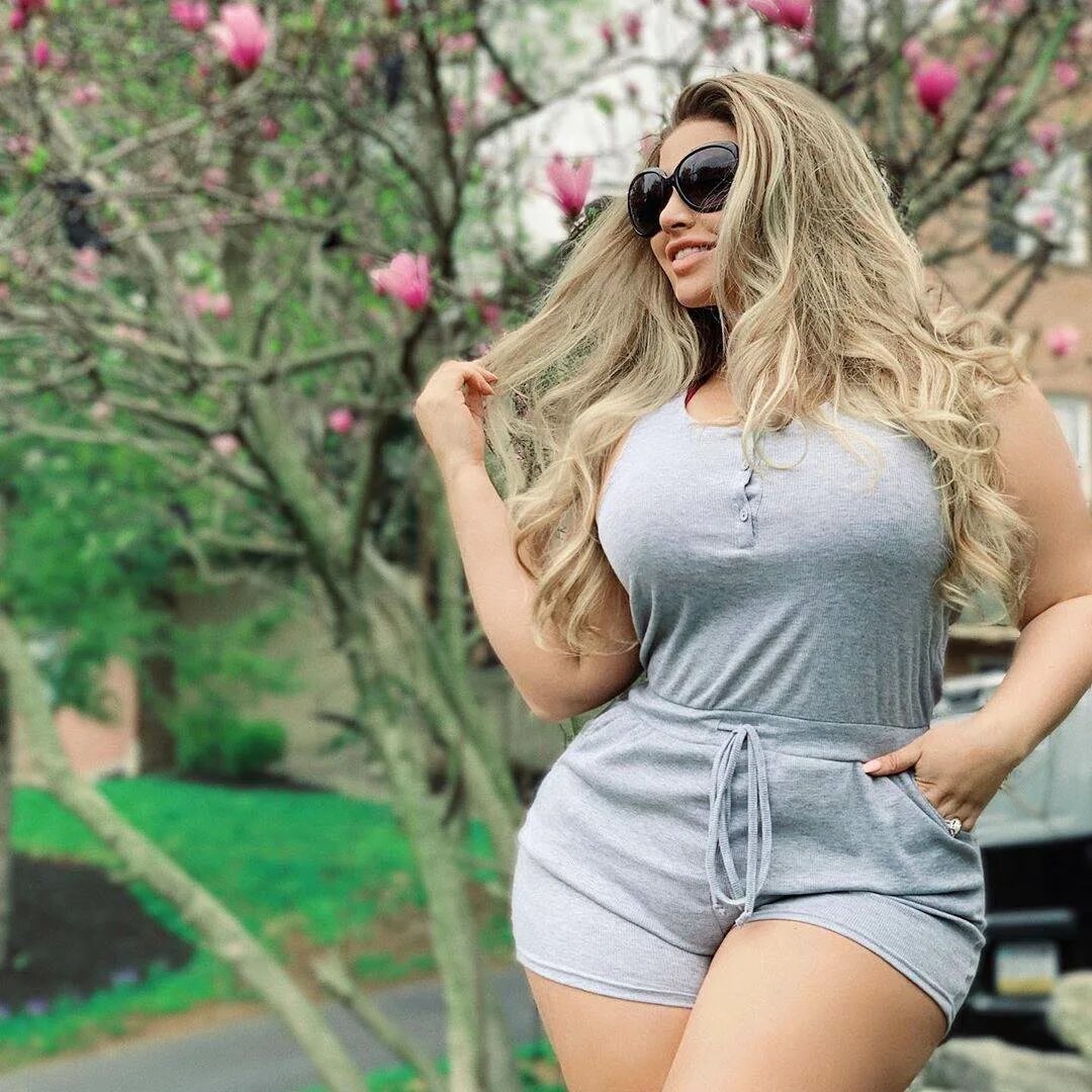 Amirah dyme 2021. Rwanda curvy. Огромные бедра. Красивые бедра. Блондинки с красивыми бёдрами.