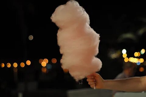День сахарной ваты (National Cotton Candy Day) - США.