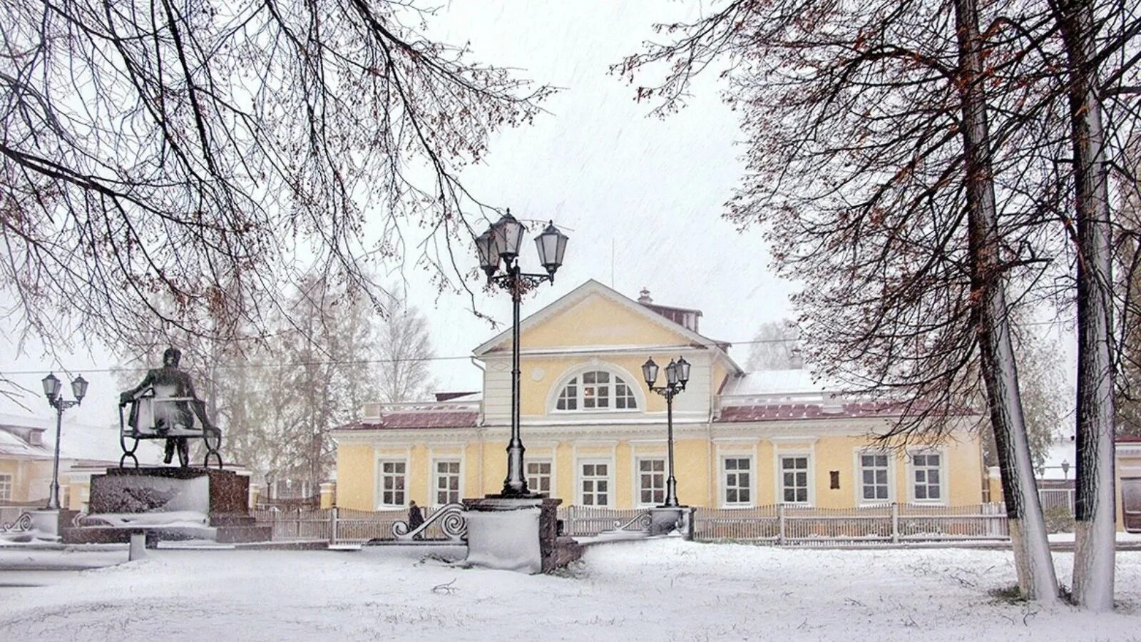 Купить ижевск чайковский. Музей-усадьба п. и. Чайковского Воткинск. Усадьба Чайковского в Воткинске зимой. Усадьба Чайковского Ижевск. Дом Чайковского в Воткинске.