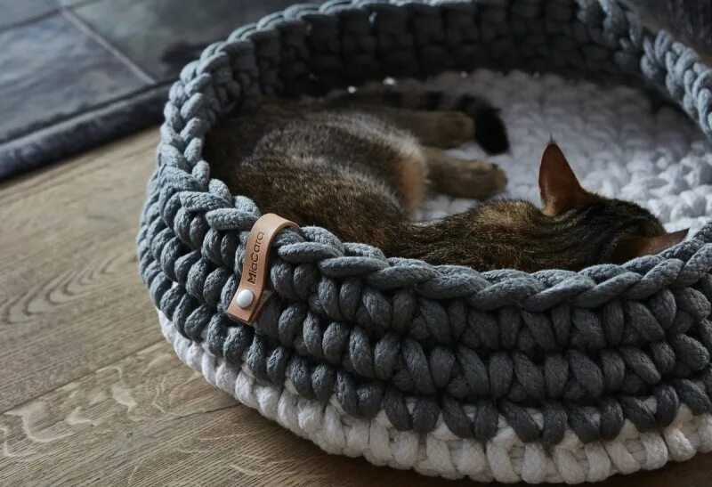 Вязаная лежанка для кошки. Лежанка для кошки крючком из трикотажной пряжи. Домик с лежанкой для кошек. Лежанка для кошки крючком из трикотажной пряжи. Лежанка для кошки из трикотажной пряжи.