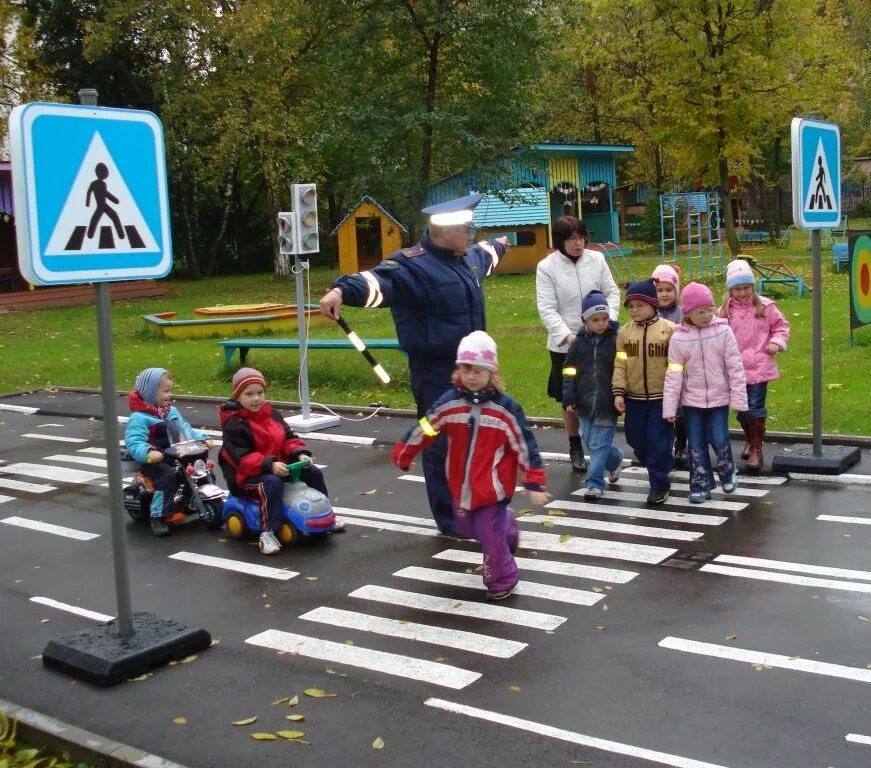 Приложения для пешеходов. Дорожное движение. Безопасность дорожного движения. Площадка по ПДД В ДОУ. Безопасная площадка в детском саду.