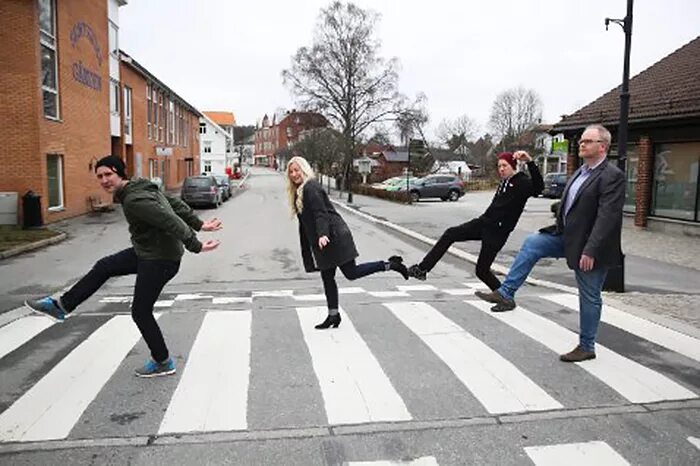 веселые пешеходы. пдд для детей. веселый светофор для детей. светофор картинка для детей. дорожное движение для детей.