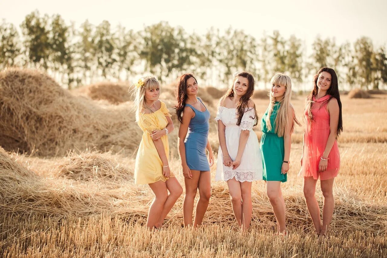 Несколько девушек. Несколько девушек в платьях. Фотосессия подруг на природе. Группа девушек летом в платьях.
