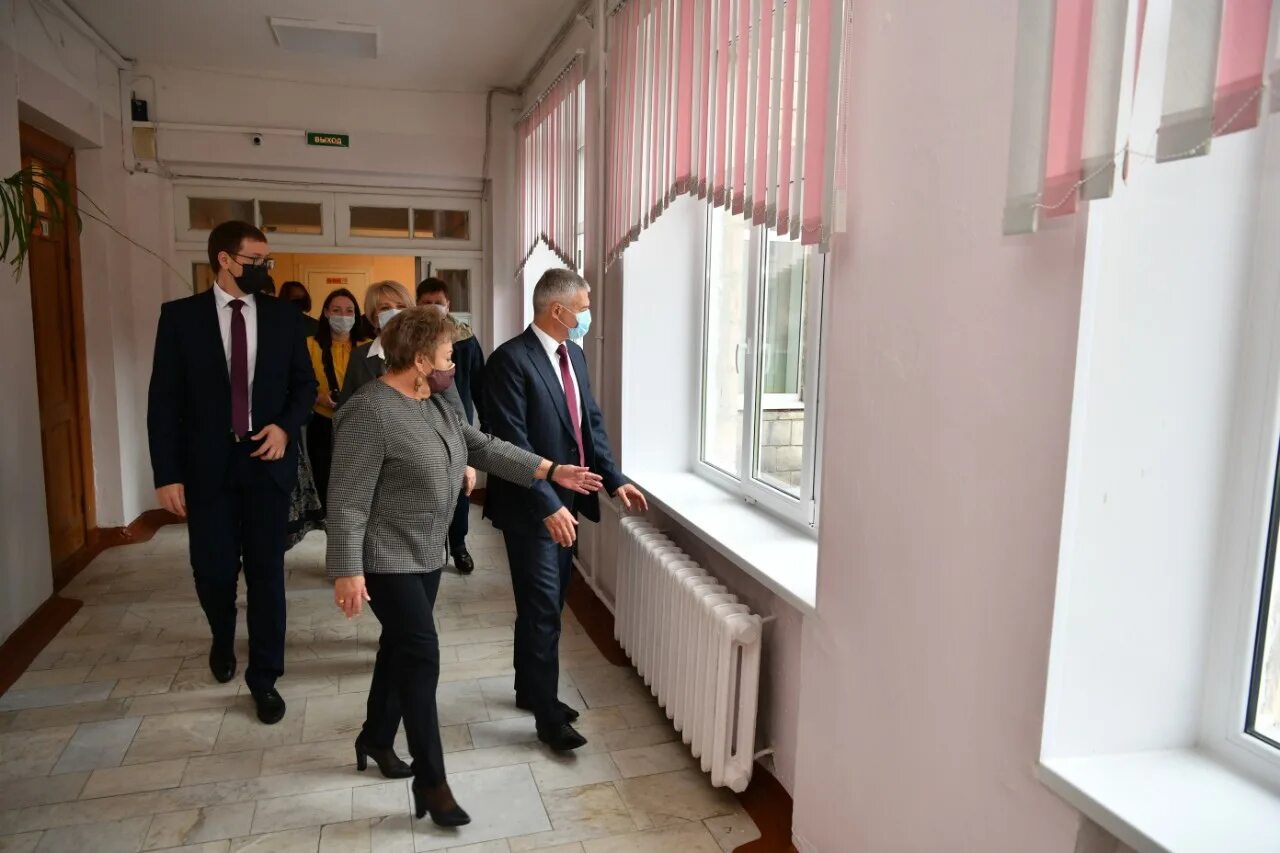 Ломоносовская гимназия петрозаводск сайт. Ломоносовская гимназия Петрозаводск. Ломоносовская гимназия 37. Директор Ломоносовской гимназии Петрозаводск.