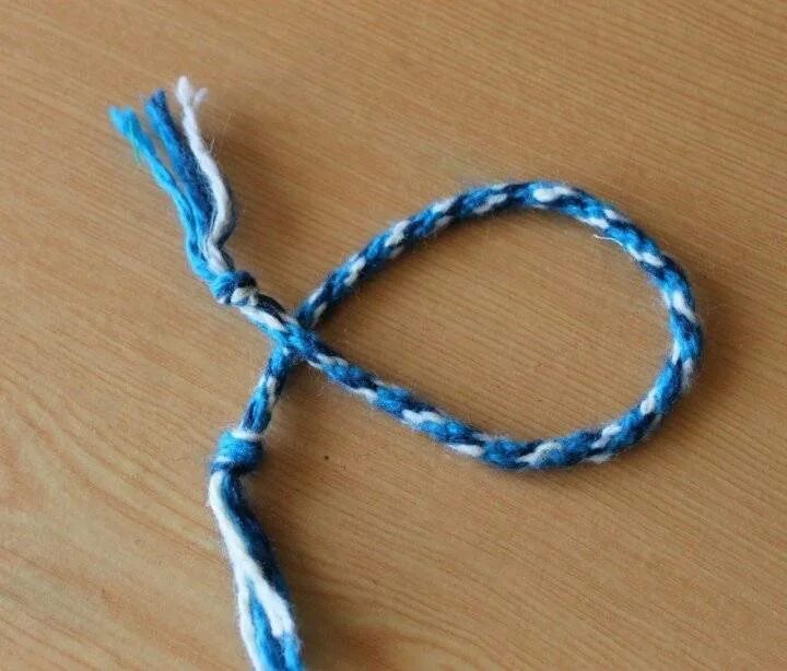 Схемы для фенечек несложные. Схемы плетения фенечек из ниток. Плетеные фенечки. Феечки. Как плести фенечку из 4 нитей.