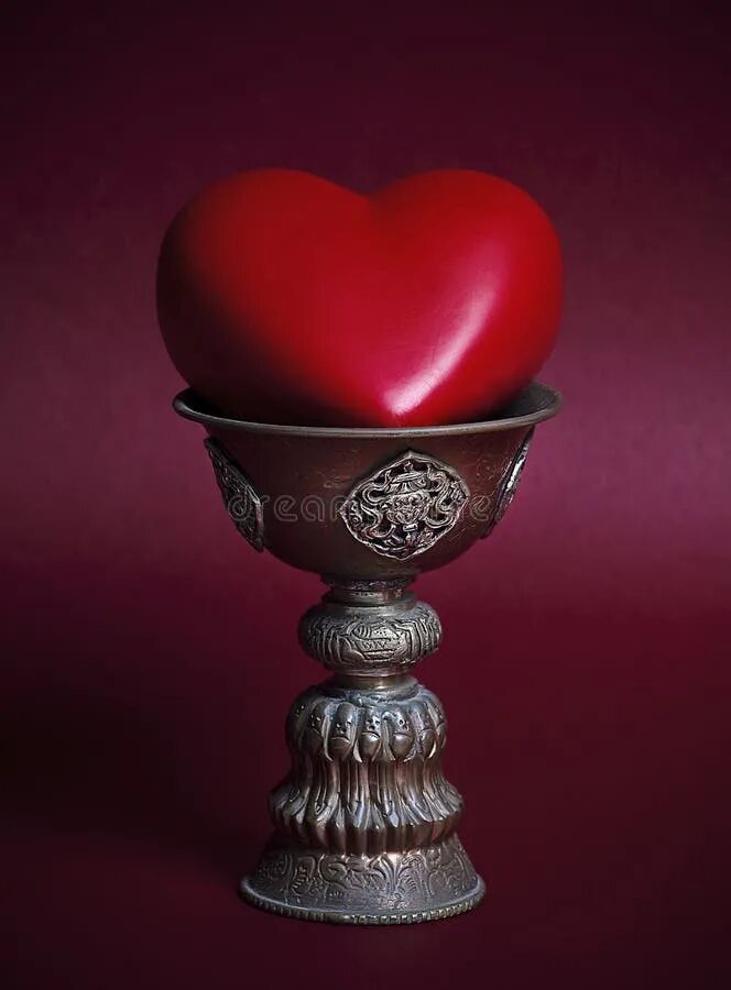 Хрустальный бокал с вином. Красный грааль. Святой грааль артефакт. Красный грааль. Красный грааль.