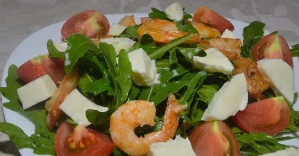 Салат с рукколой и креветками и моцареллой. Рецепт салата с руколой и креветками. Салат руккола креветки черри. Салат руккола креветки черри. Салат руккола креветки черри.