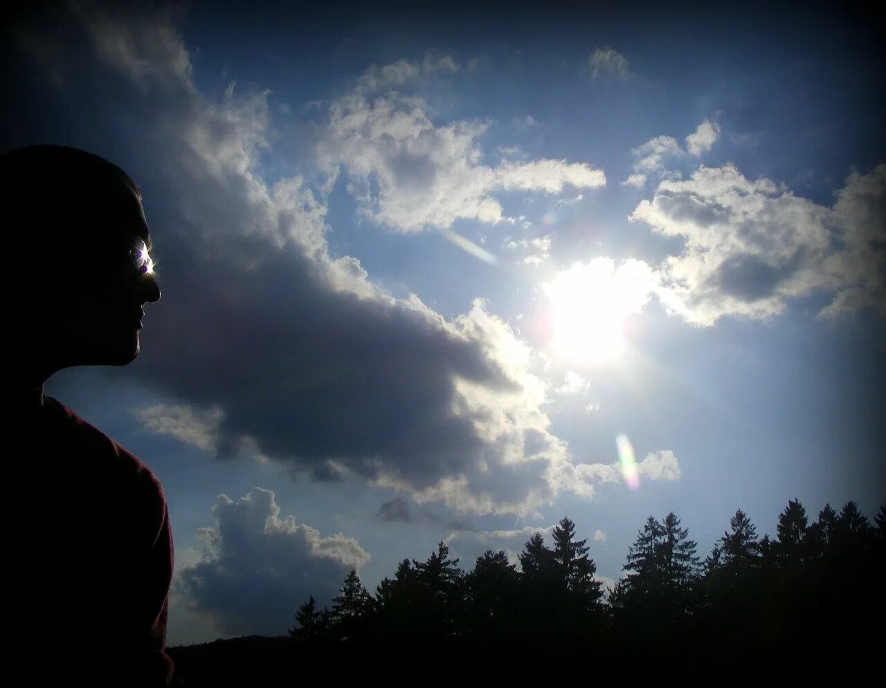 Человек на облаке. Смотрит в небо будто. Лицо на фоне неба. Человек на фоне звездного неба. Смотрит в небо будто.
