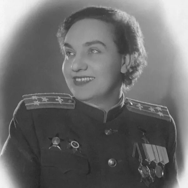 Награды терешковой. Первая женщина получившая звезду героя советского союза. Награды терешковой. Первая женщина получившая звезду героя советского союза. Гризодубова герой советского союза летчица.