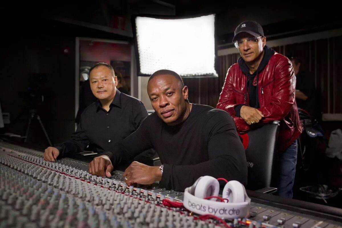 Рэпер Dr Dre. Студия доктора Дре. Доктор Дре молодой. Dr Dre на студии. Тема продюсер