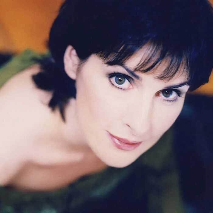 I don t enya. Эния ирландская певица. enya в молодости. эния бару актриса. эния ирландская певица в молодости.