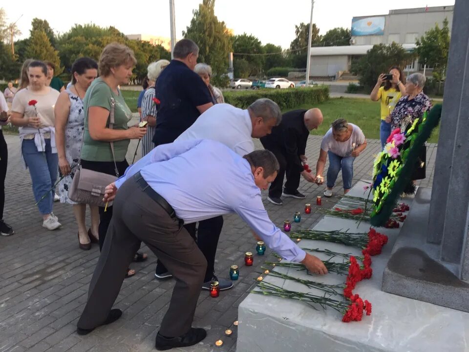 В городе траур случилась беда. 80 Лет памяти и скорби. Митинг посвященный Дню памяти и скорби 22 июня. Акция свеча памяти в школе. День памяти и скорби в поселке Хорлово.