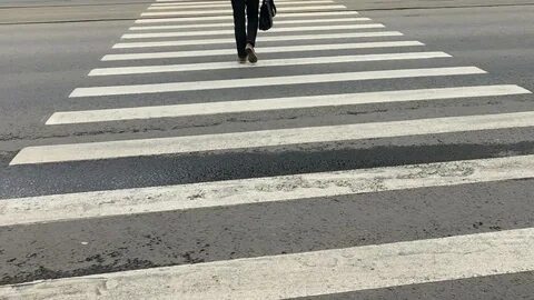Мальчик на пешеходном переходе
