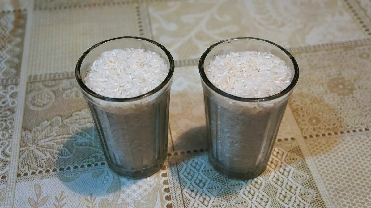 Плов воды на 1 стакан. Стакан риса стакан воды. Воды на 1 стакан риса для плова. Рисовый стаканчик. 2 Стакана риса.
