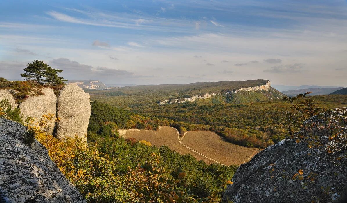 Крымские степи и крымские горы. Куэсты Крыма Бахчисарайский район. Предгорные гряды Крым. Куэста яйла Крым. Крымские горы Крымск.