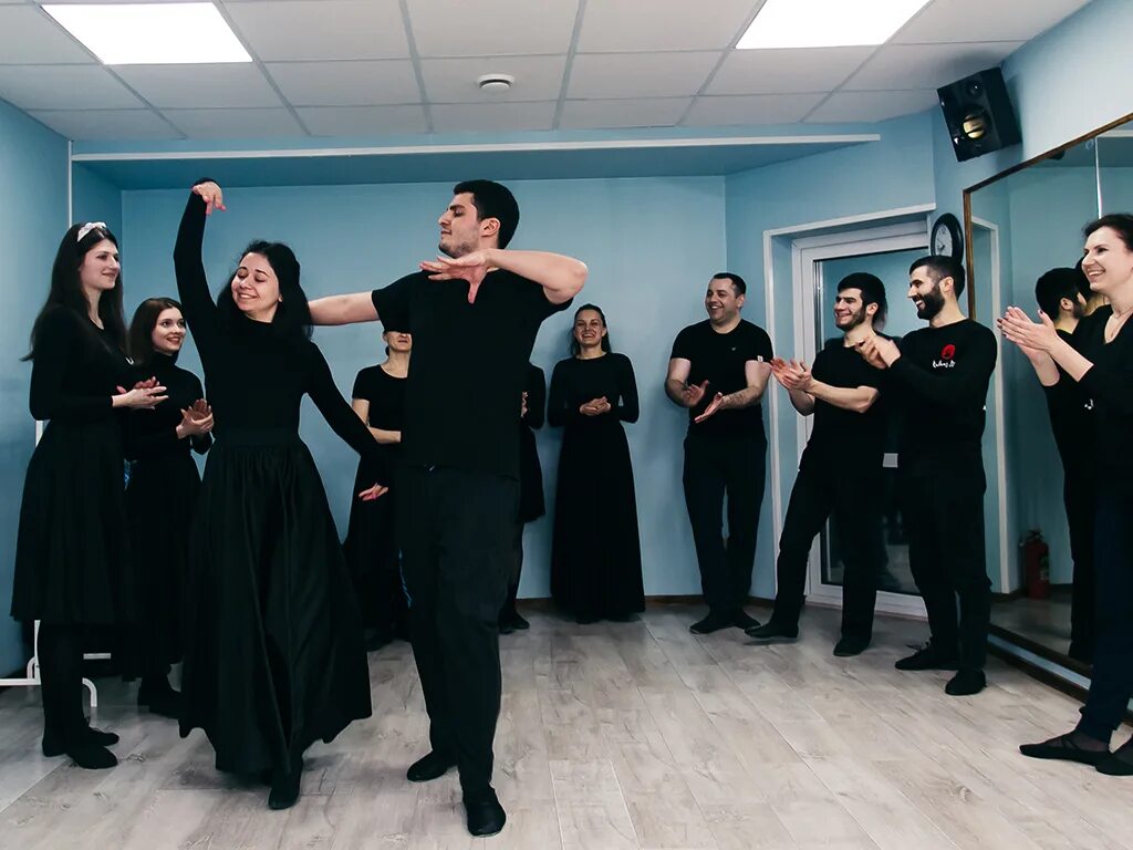 Школа лезгинки в москве. Школа танцев кавказа. Школа танцев кавказа. Кавказские танцы логотип. Кавказ лэнд школа танцев.
