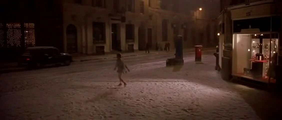 Бриджит Джонс бежит за Марком. Сцена из Бриджит Джонс где она бежит по улице.