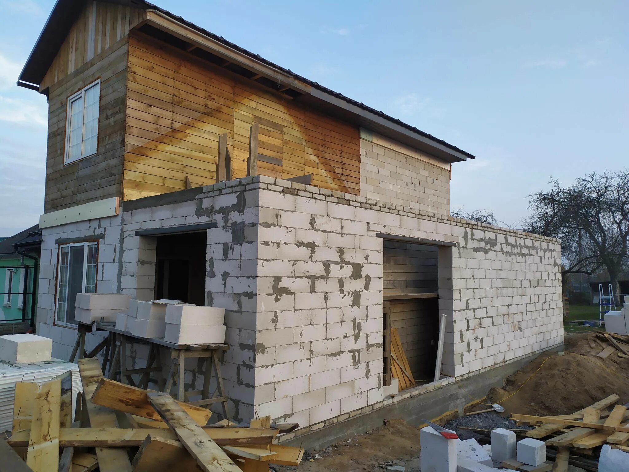 Пристройка из пеноблоков. Пристройка из газосиликатных блоков. Пристрой к деревянному дому из пеноблоков. Пристройка к дому из пеноблоков. Пристрой к деревянному дому из пеноблоков 2х2.