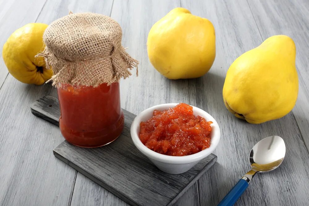 Соус из айвы к мясу на зиму. Варенье из айвы фото. джем из айвы. айва пастила. айва в сахаре.