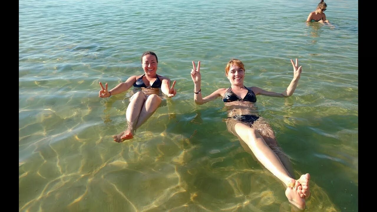 Плавать в мертвом море. Мертвое море люди. Купаться в море. Купаться в соленом море. Купаться в соленом море.