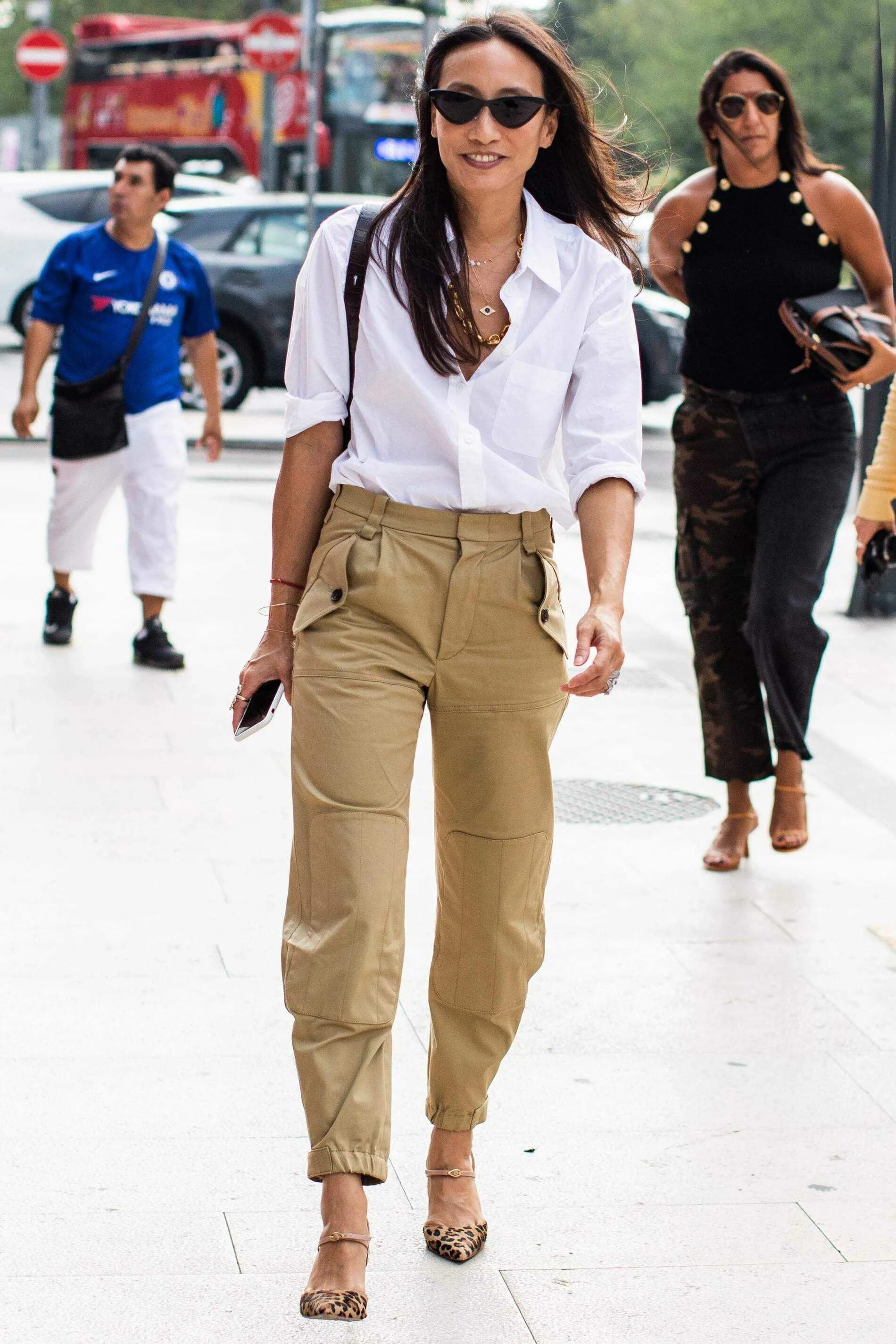 Модные хаки брюки женские. С чем носить бежевые карго. Брюки карго женские стритстайл. Образ с брюками карго. Образ с брюками карго.