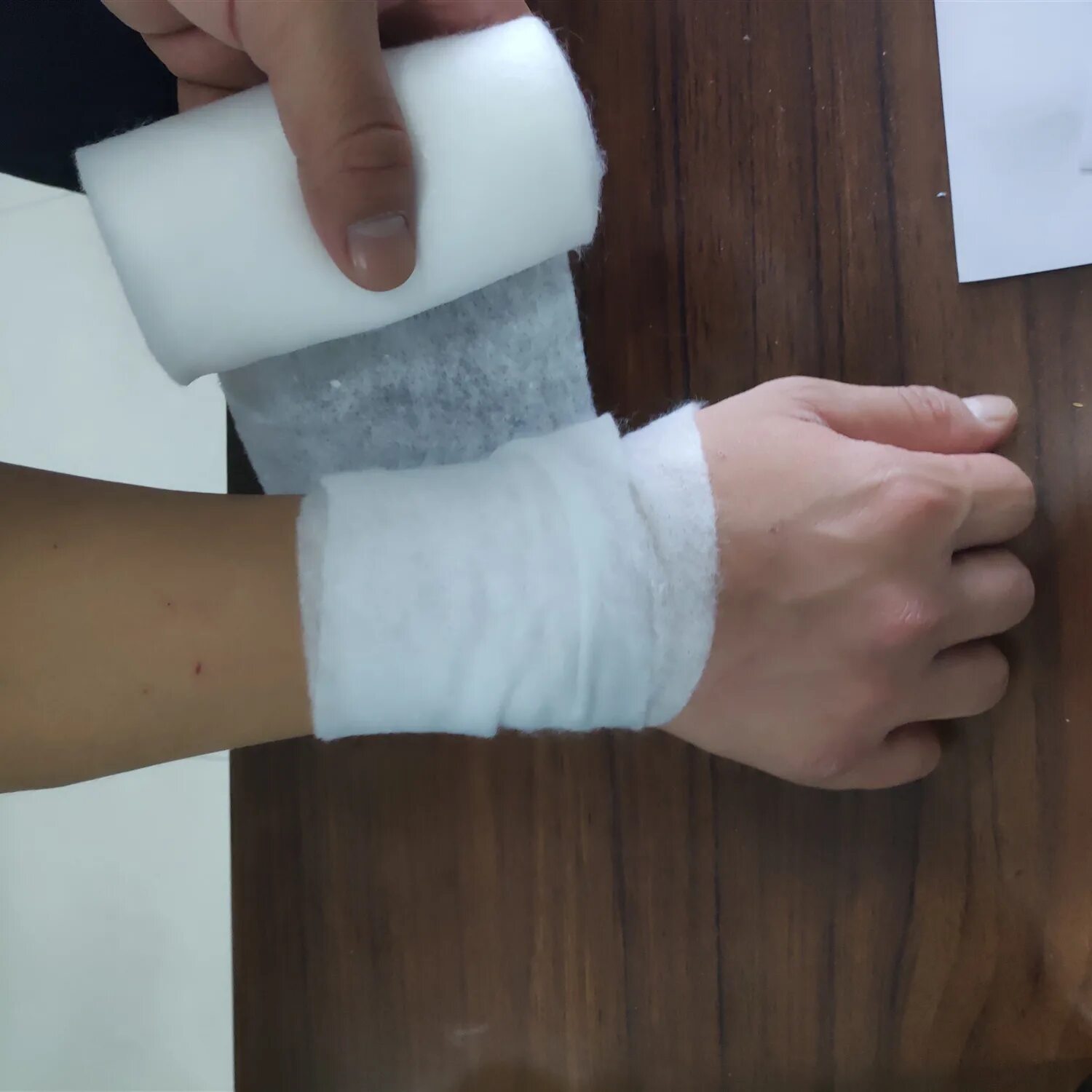 Гипсовый бинт как пользоваться. Гипсовый бинт как пользоваться. Гипс эластичный медицинский. Наложение гипсового бинта. Гипсовый бинт как пользоваться.