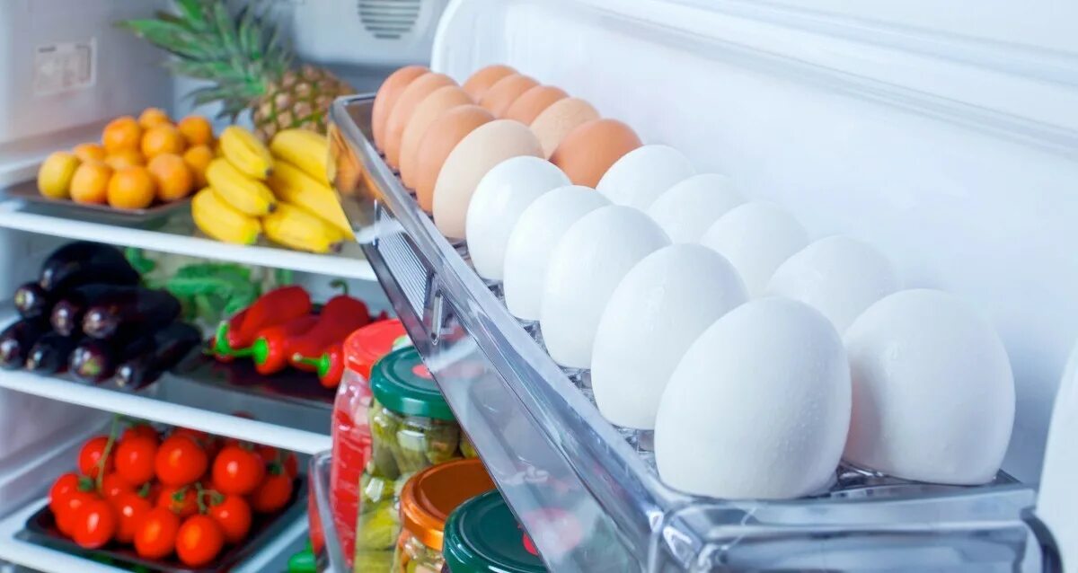 Можно ли закладывать яйца из холодильника. Хранение яиц. Хранение яиц в холодильнике. Яйца в холодильнике. Холодильник с продуктами.